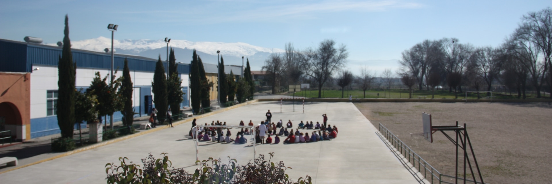 Grupo de niños sentados en círculo en el patio