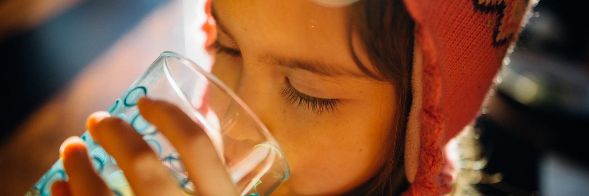 Niña bebiendo de un vaso