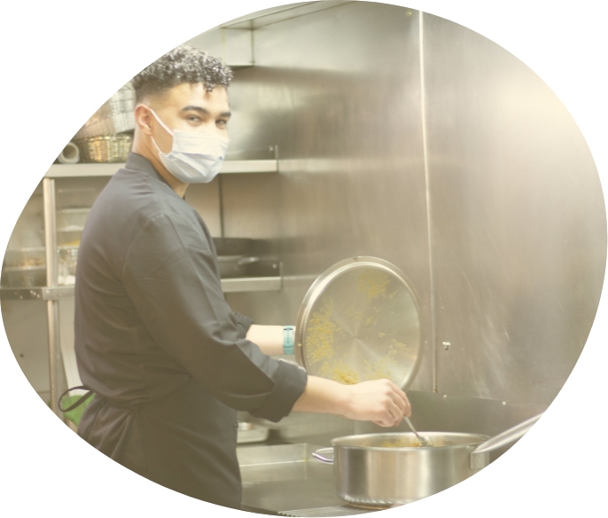 Chico joven trabajando como cocinero