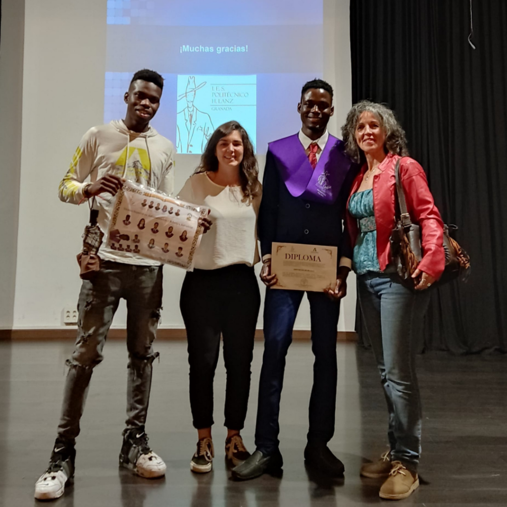 Kouraboure y su amigo con dos profesionales de la Ciudad de los Niños