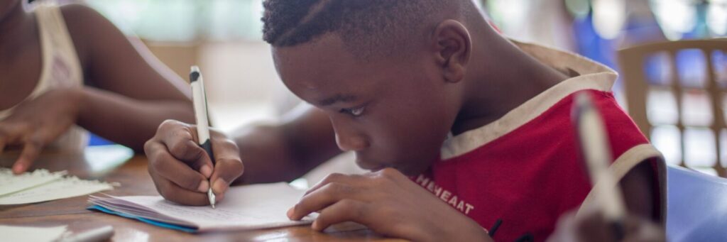 Niño estudiando en la Escuela Hogar